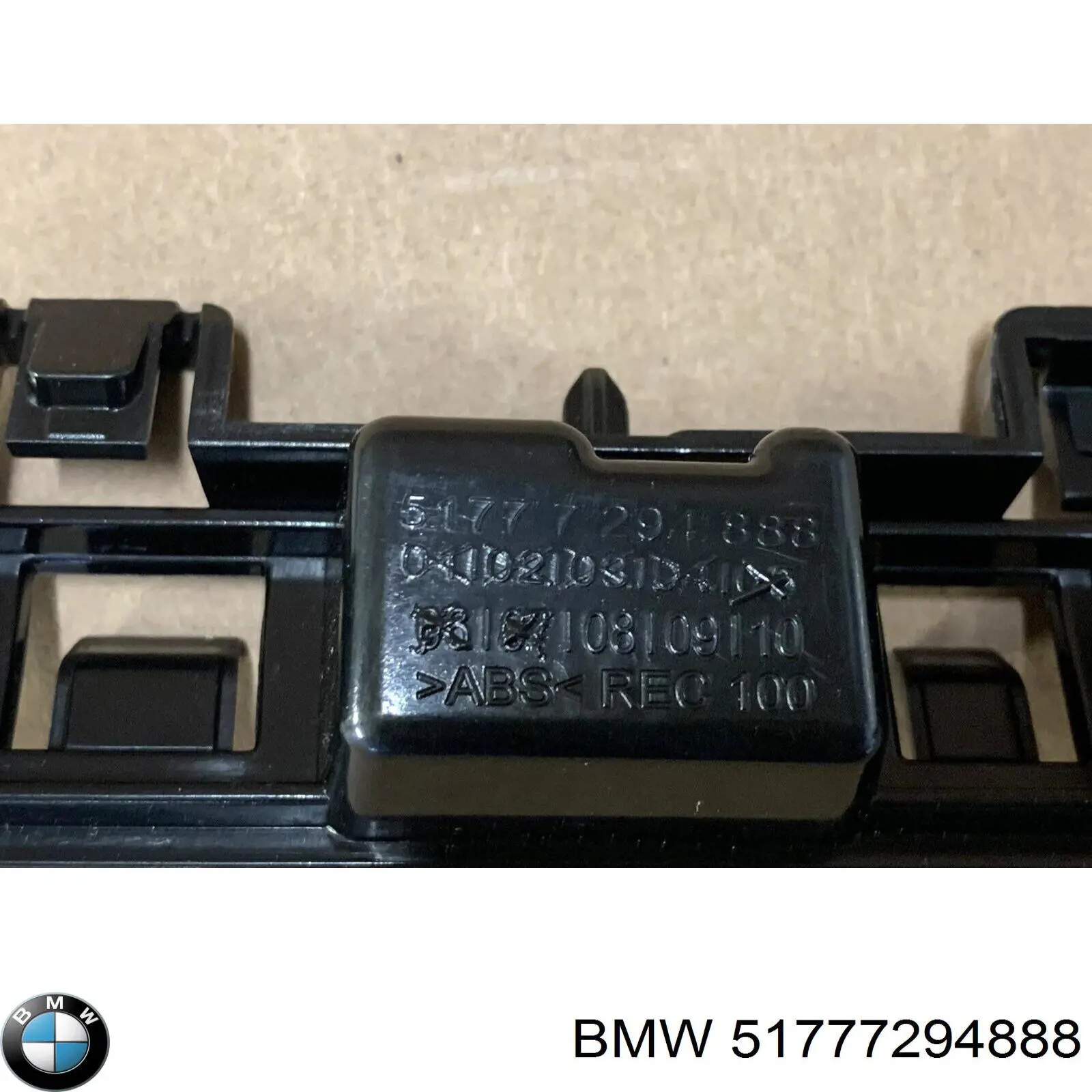 Кронштейн наружной накладки порога правой BMW 51777294888