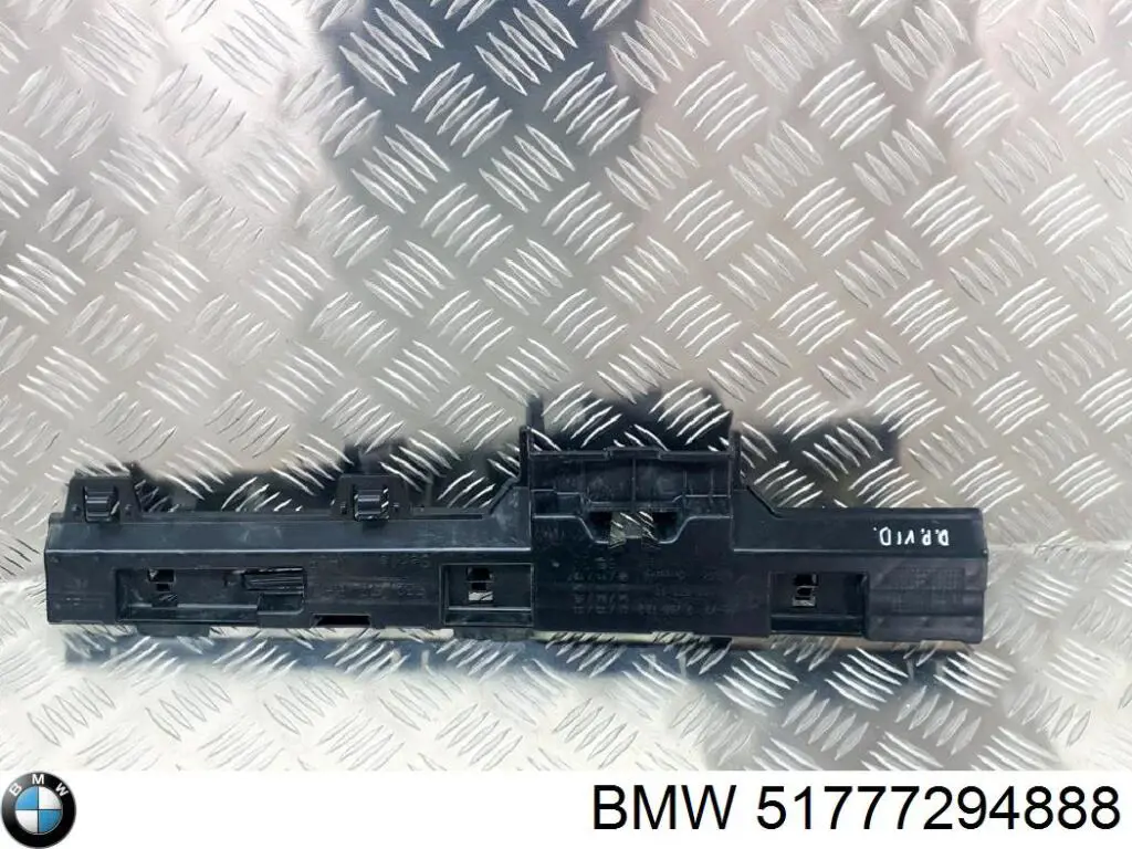 Кронштейн наружной накладки порога правой 51777294888 BMW