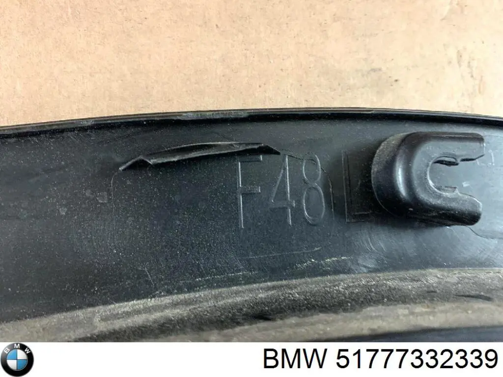 51777332339 BMW expansor esquerdo (placa sobreposta de arco do pára-lama traseiro)