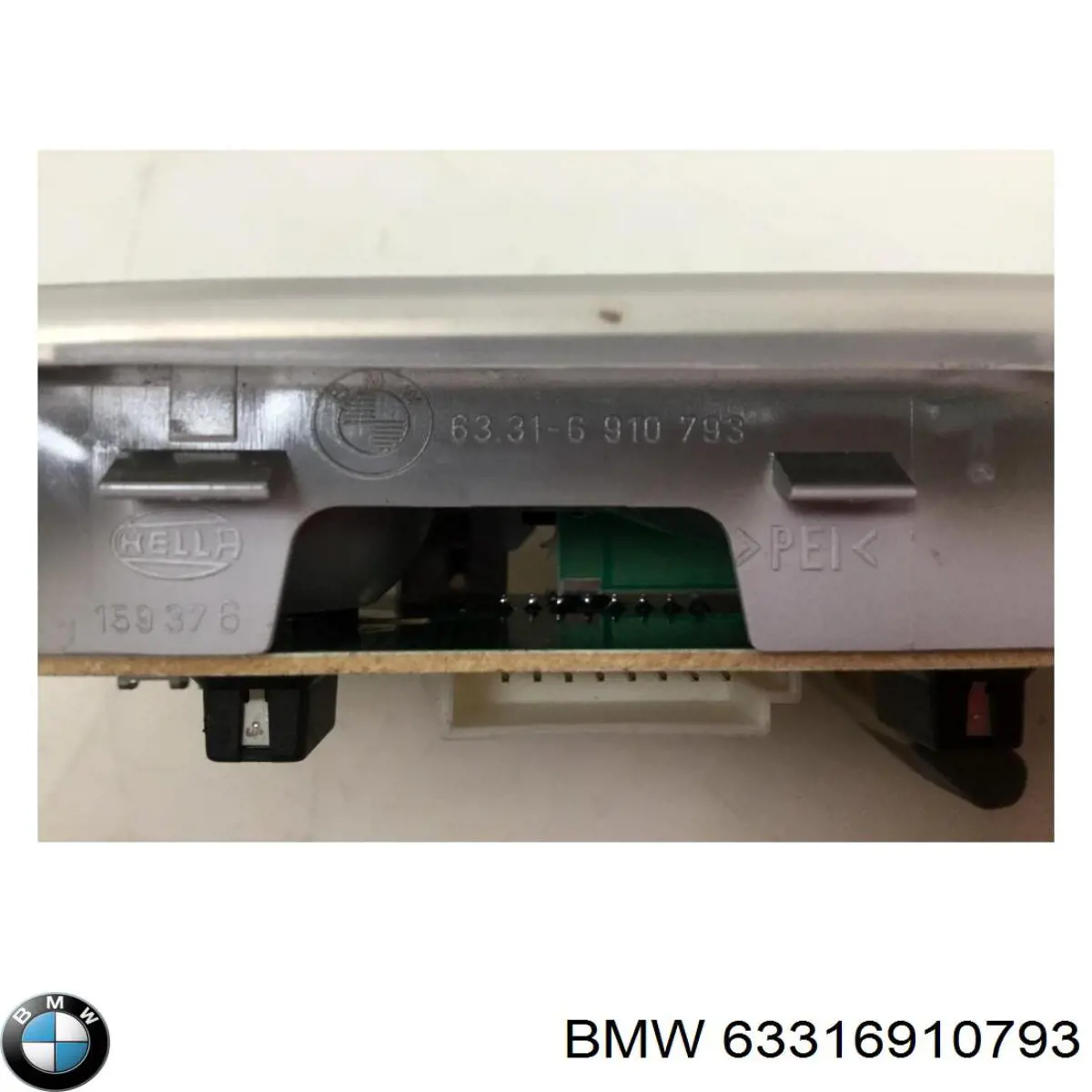 63316910793 BMW плафон освещения салона (кабины задний)