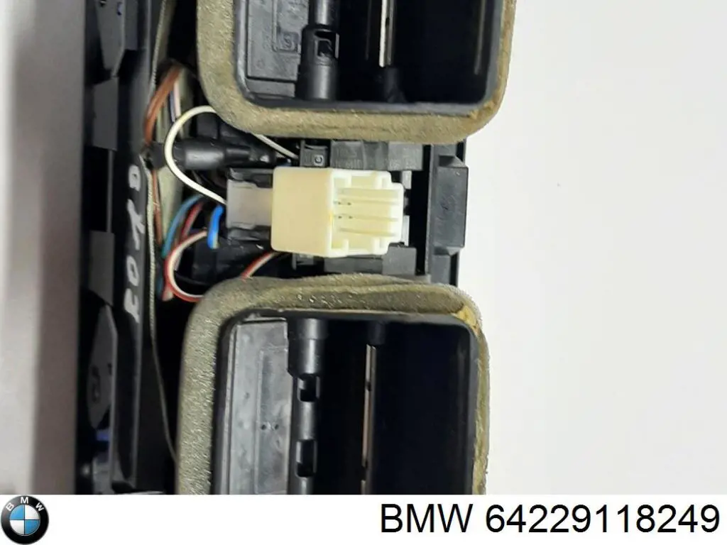 EZC-BM-056 NTY решетка вентиляции салона в подлокотнике задняя