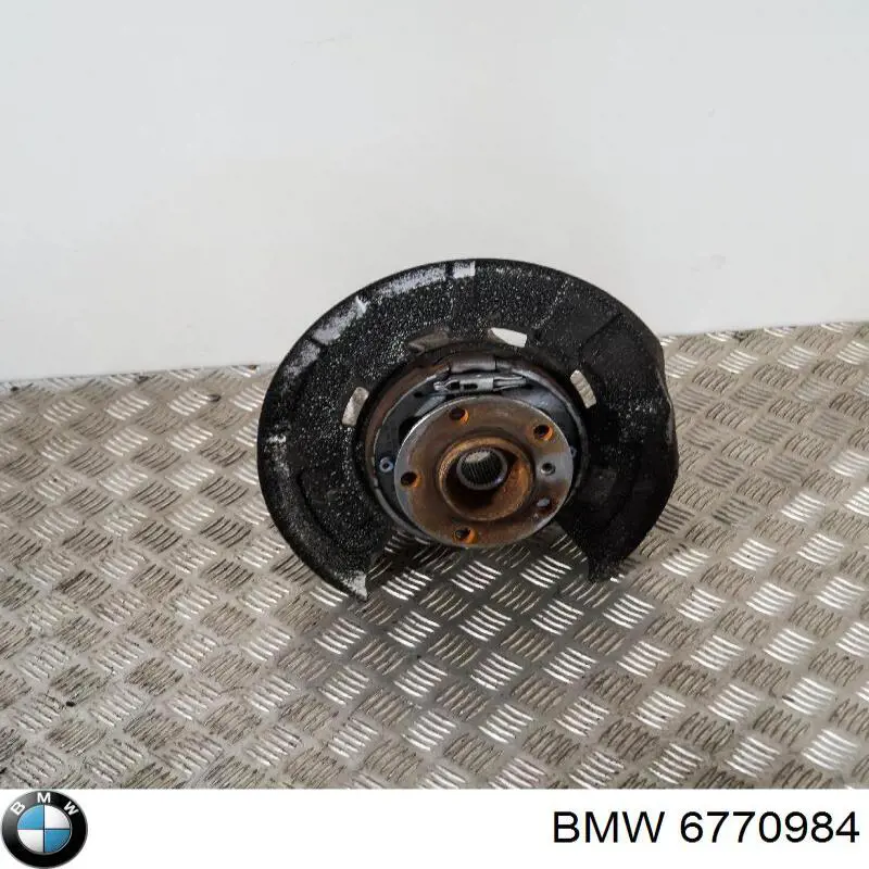 6770984 BMW Цапфа правая
