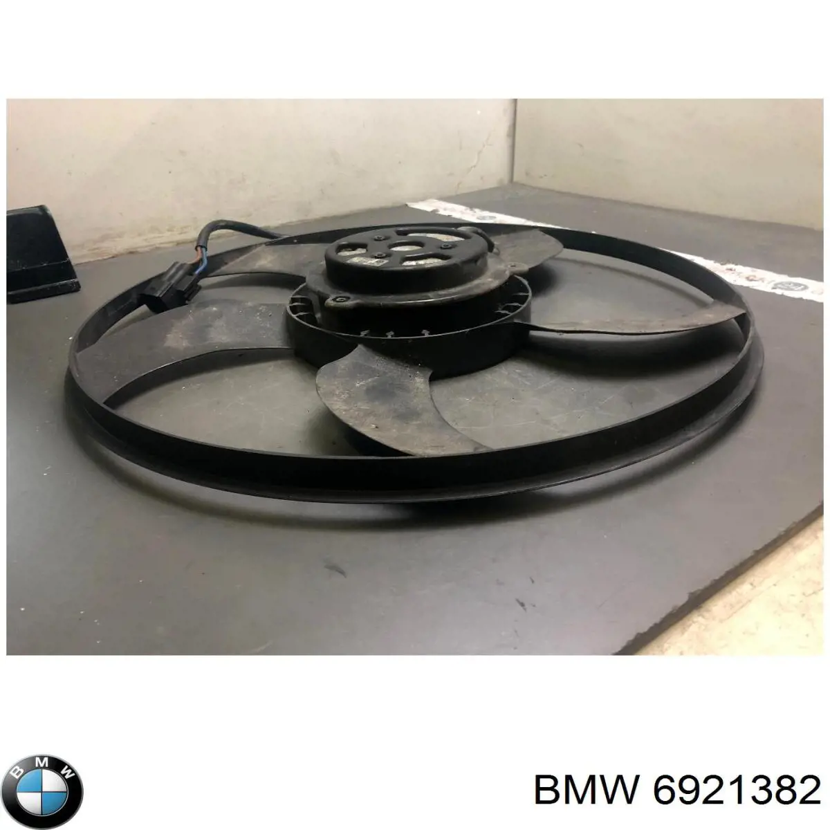 Диффузор радиатора кондиционера, в сборе с крыльчаткой и мотором BMW 6921382 цена, от 183.41 USD