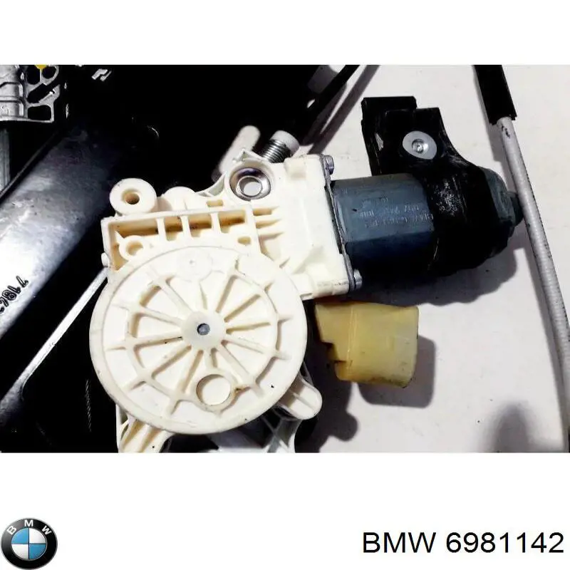 Мотор стеклоподъемника двери передней правой 52107406071 BMW