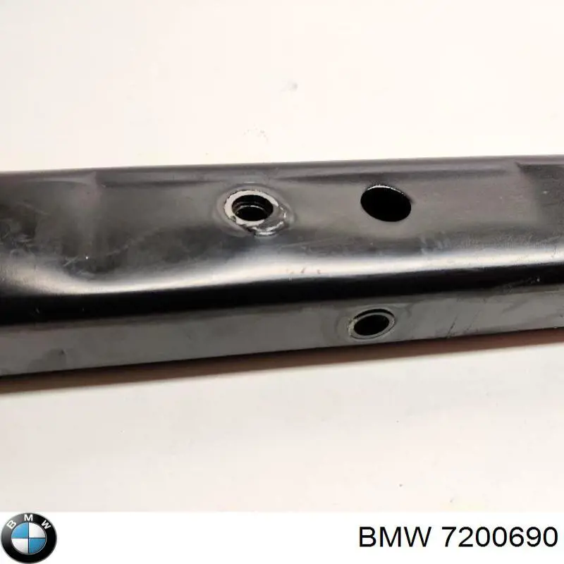 Купить 51644868863 BMW Накладка передней панели (суппорта радиатора) верхняя