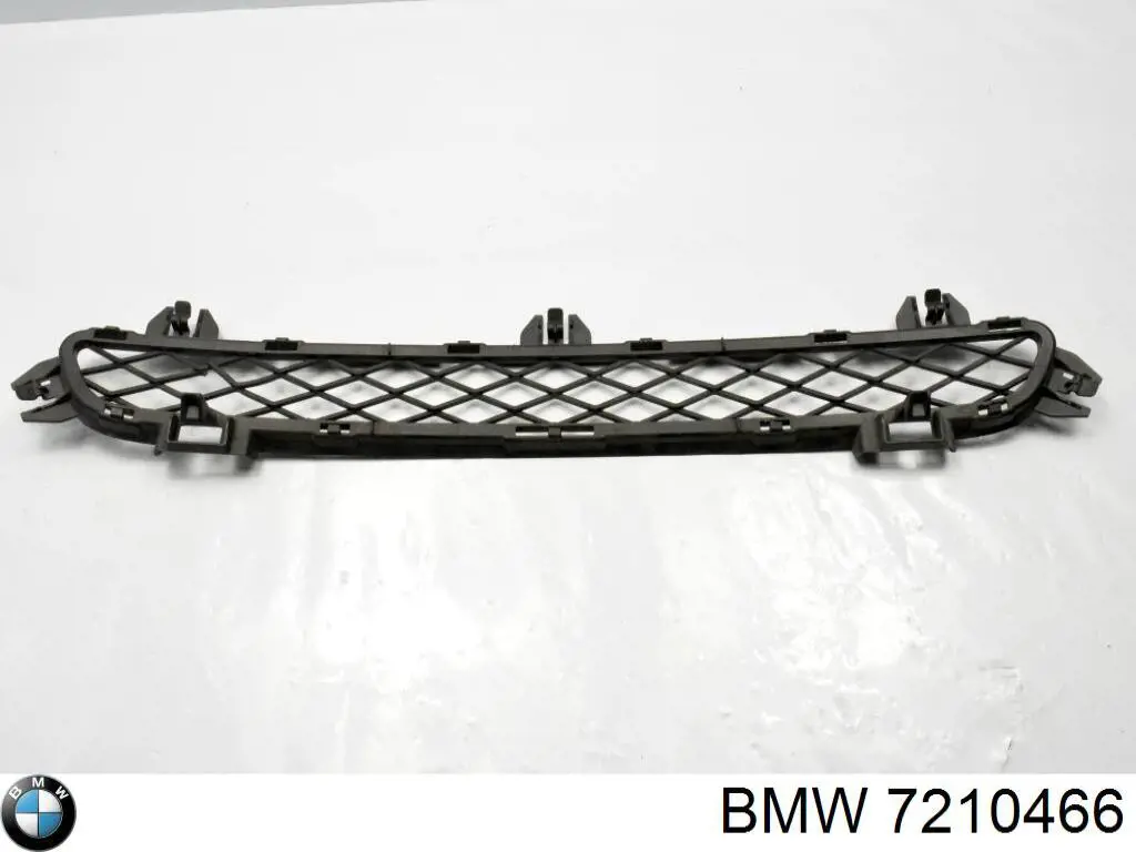 7210466 BMW Решетка переднего бампера, верхняя