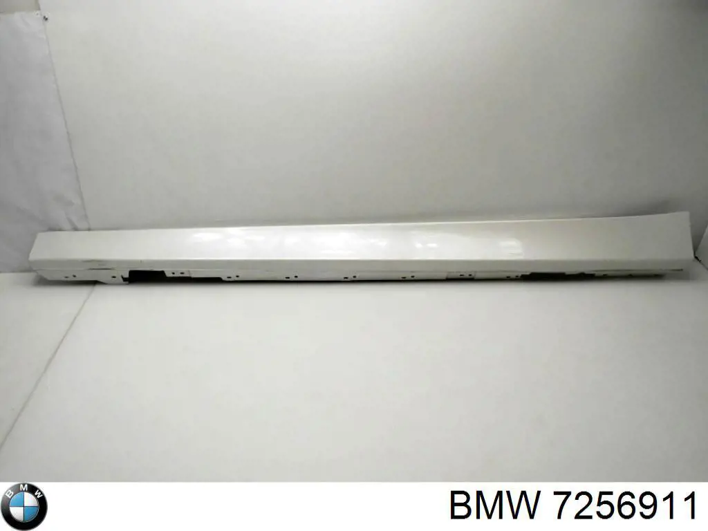 7256911 BMW Накладка наружняя (молдинг) порога, левый