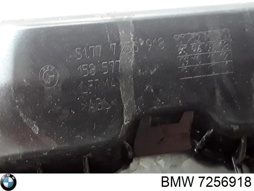 7256918 BMW Кронштейн наружной накладки порога правой