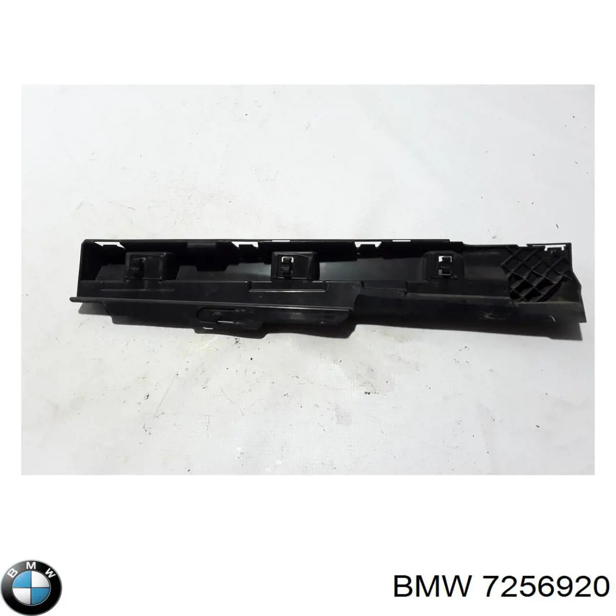 7256920 BMW Кронштейн наружной накладки порога правой