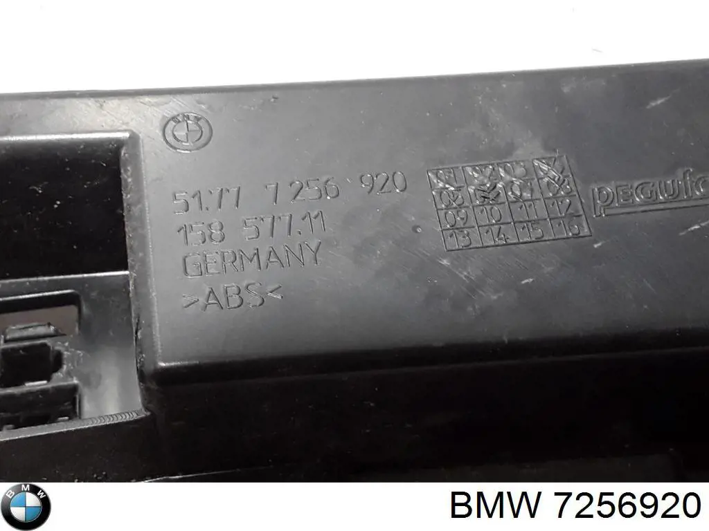 Кронштейн наружной накладки порога правой 7256920 BMW