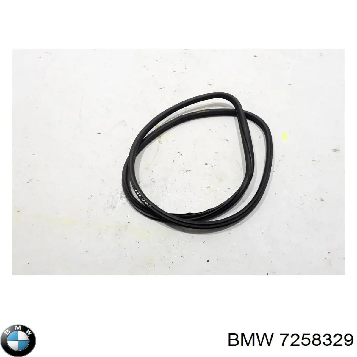 Купить 7258329 BMW Уплотнитель двери передней (на кузове)