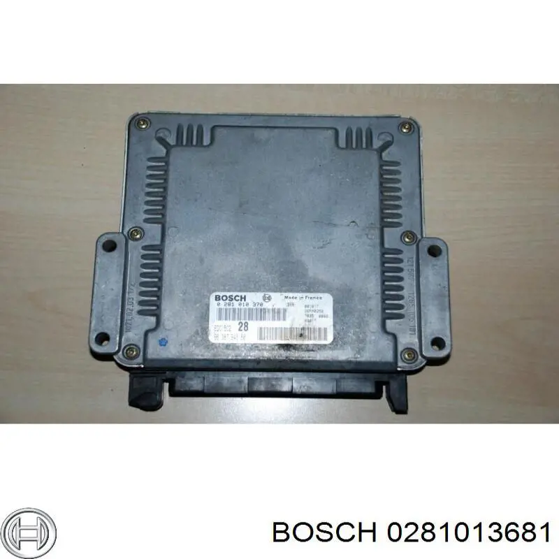 Блок управления двигателем 0281013681 Bosch