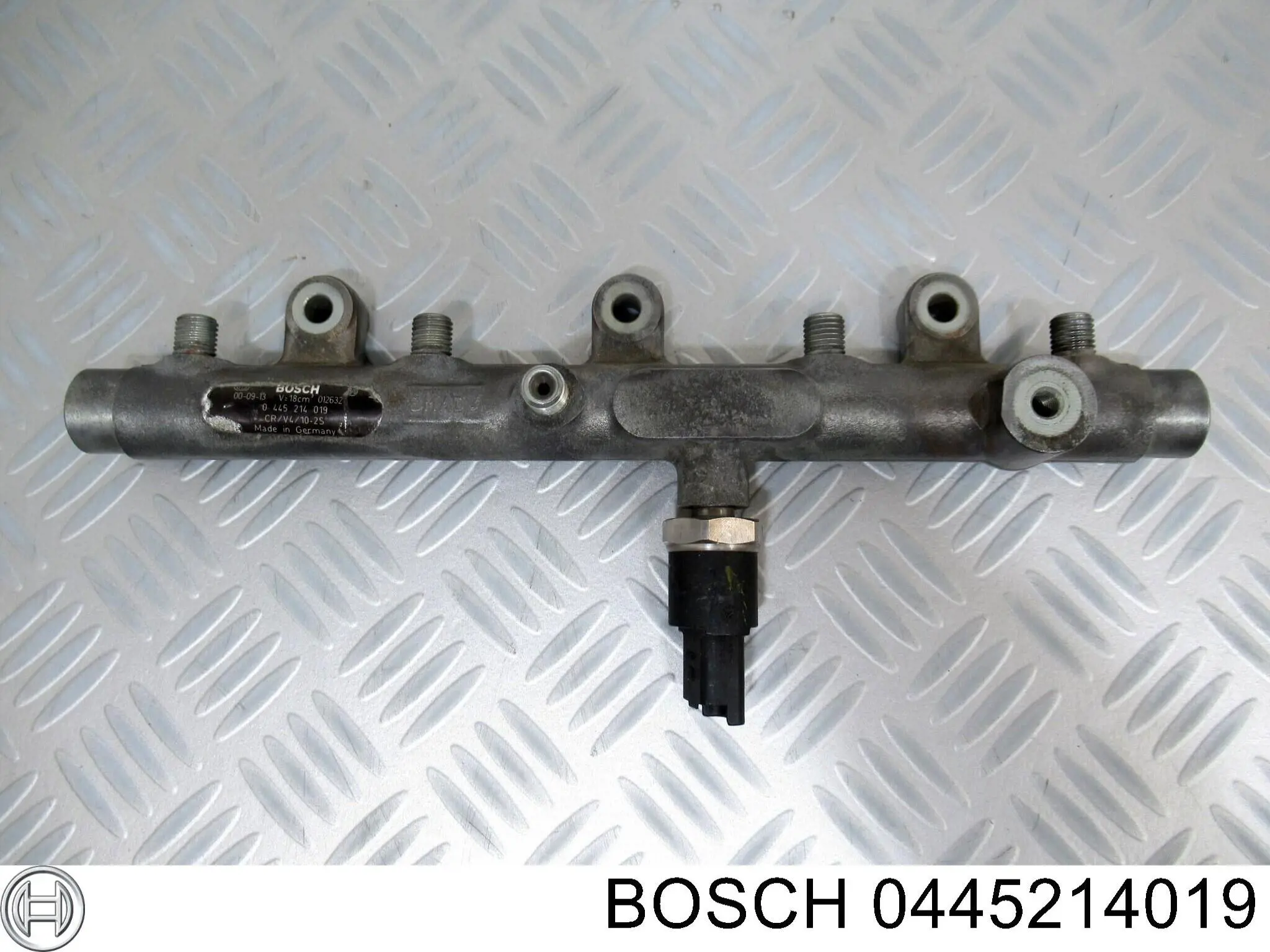 Распределитель топлива (рампа) Bosch 0445214019