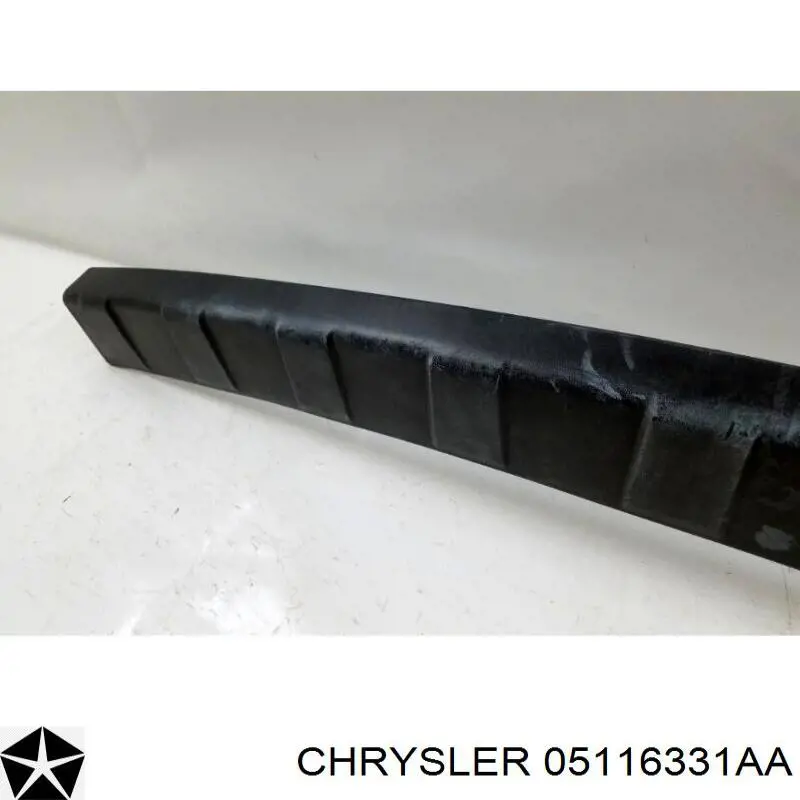 05116331AA Chrysler placa sobreposta do pára-choque traseiro superior de proteção (degrau-grampo dobrável)