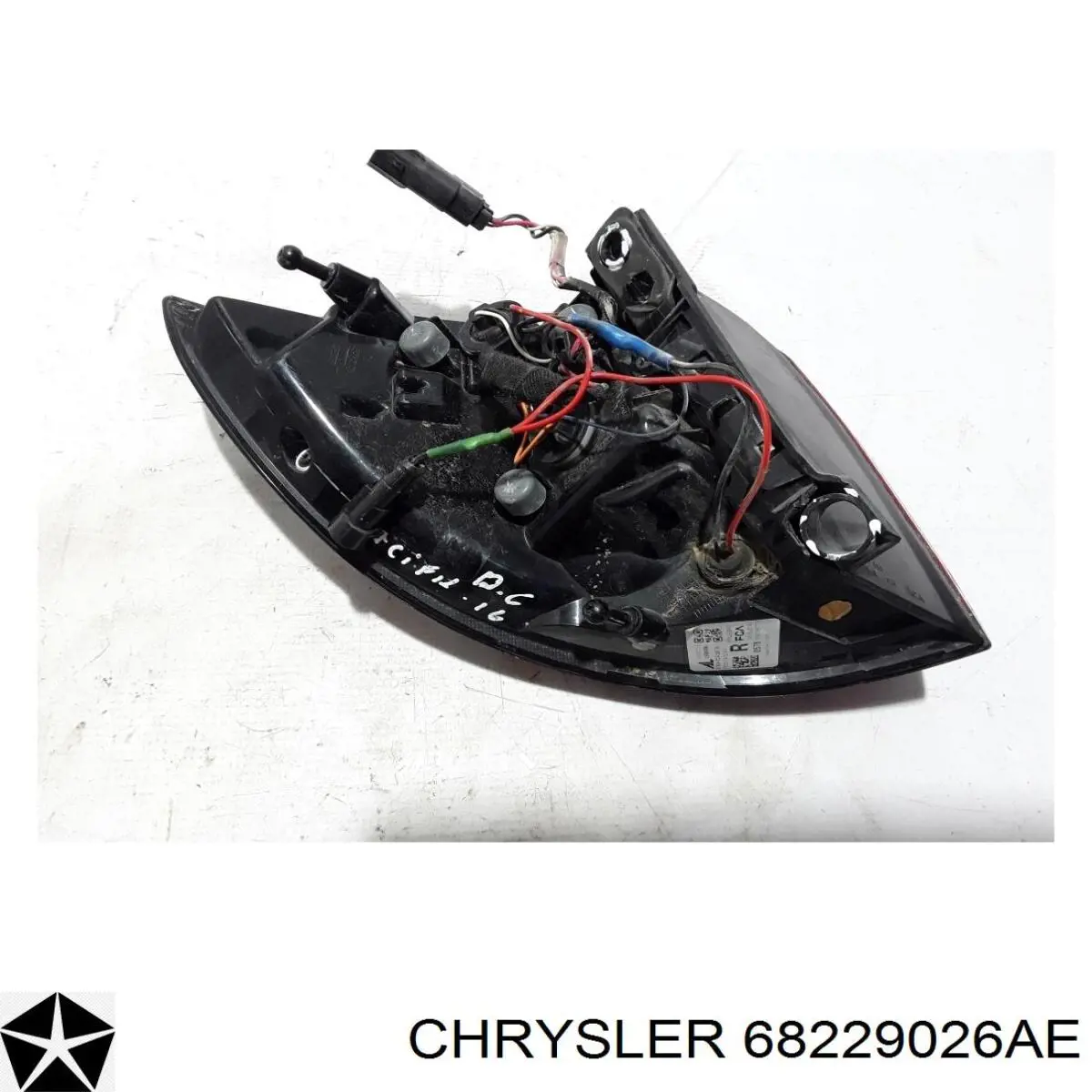 Фонарь задний правый внешний 68229026AD Chrysler
