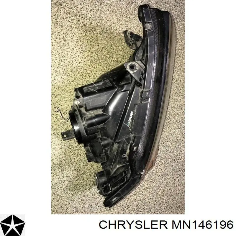 Правая фара MN146196 Chrysler