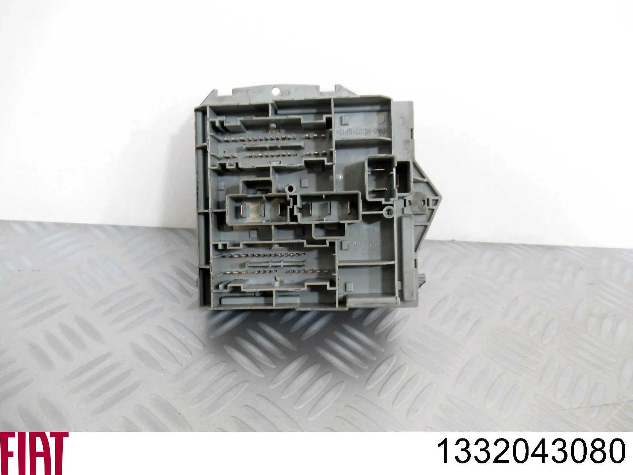 1332043080 Fiat/Alfa/Lancia Монтажный блок предохранителей
