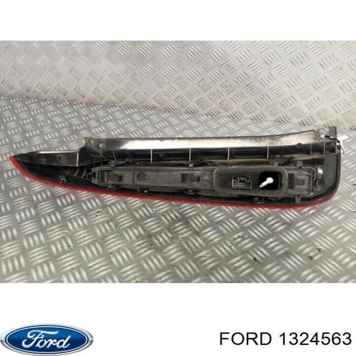 Купить 1324563 Ford Фонарь задний правый, внешний