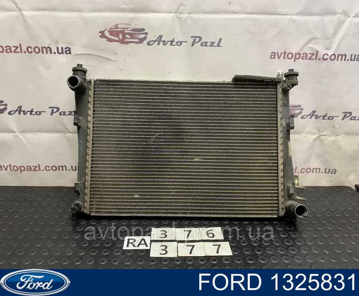1325831 Ford radiador de esfriamento de motor