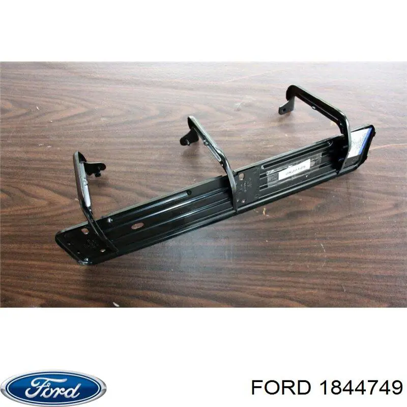 1844749 Ford Кронштейн бампера переднего