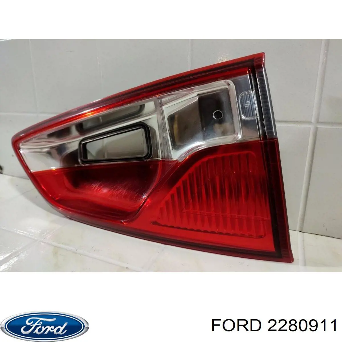 2280911 Ford Фара задняя правая внутренняя