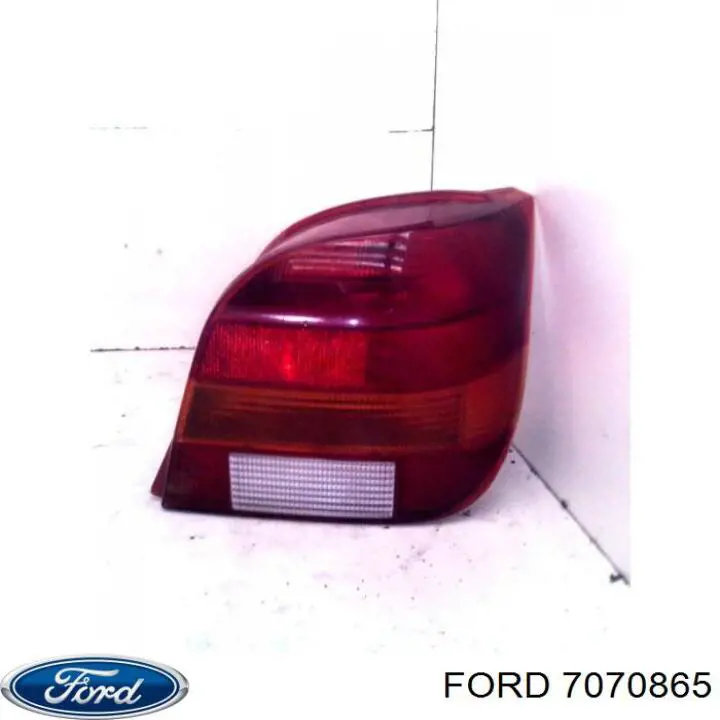 Фонарь задний левый внешний на Ford Fiesta III 