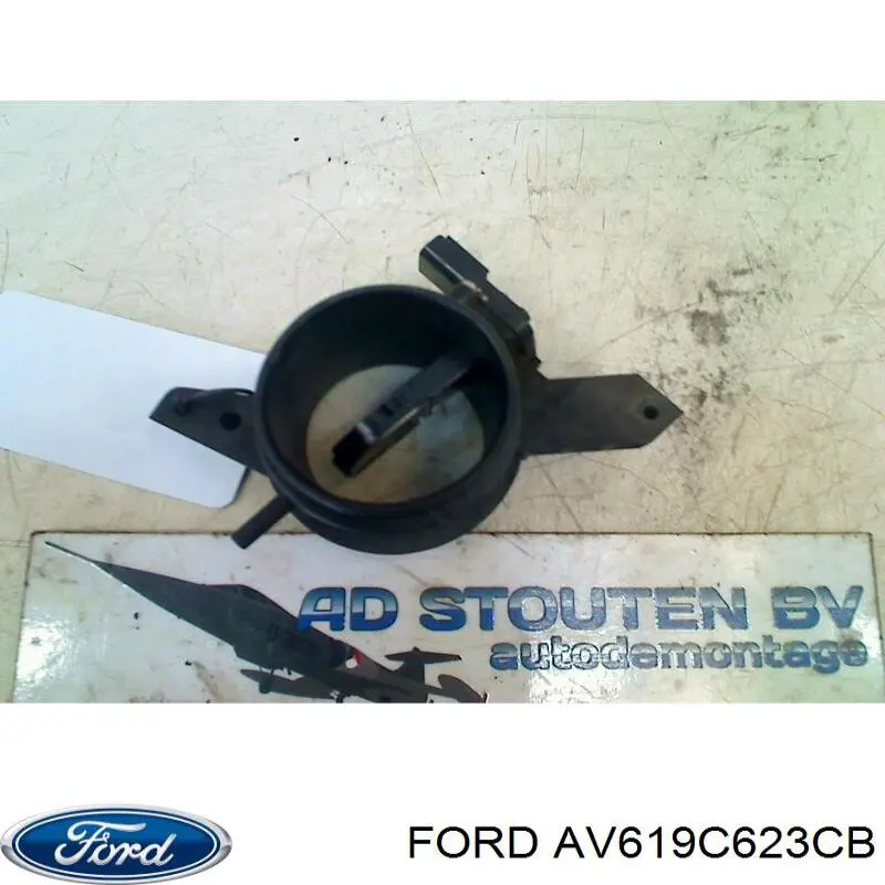 AV619C623CB Ford Патрубок воздушный, выход воздушного фильтра