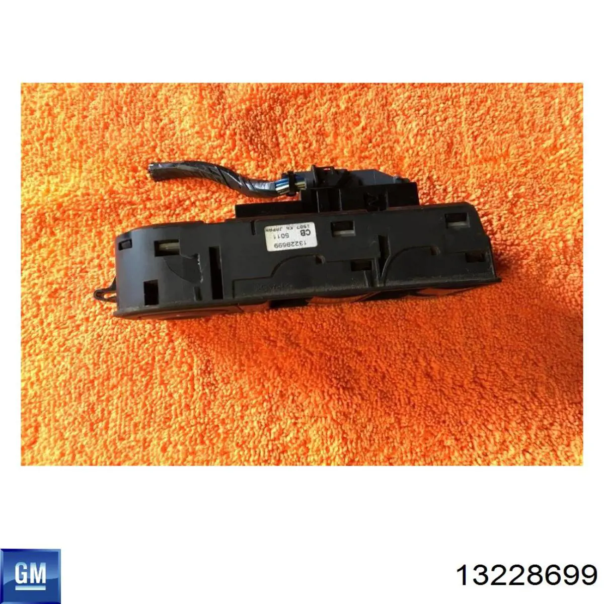 Кнопочный блок управления стеклоподъемником передний левый 13228699 General Motors