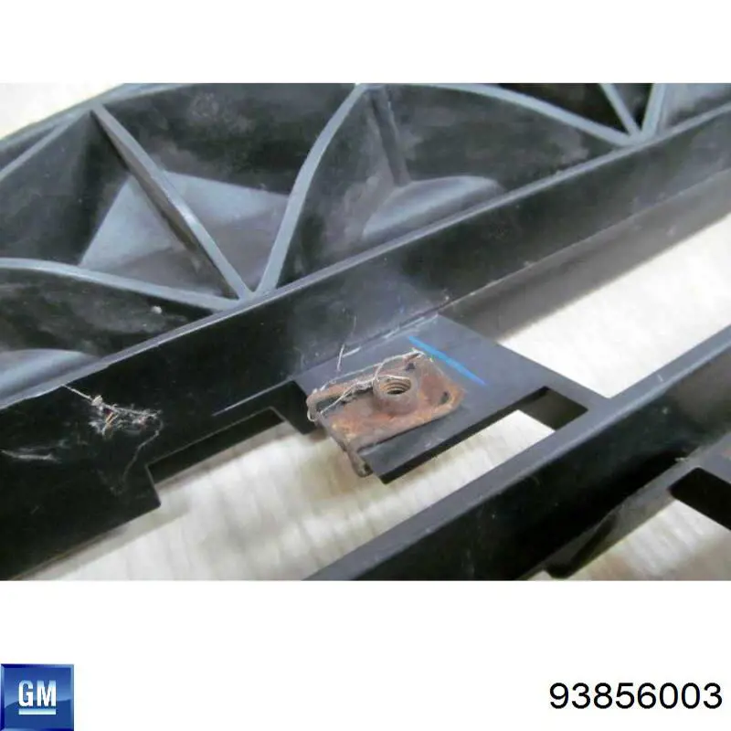 Кронштейн бампера переднего центральный 93856003 General Motors