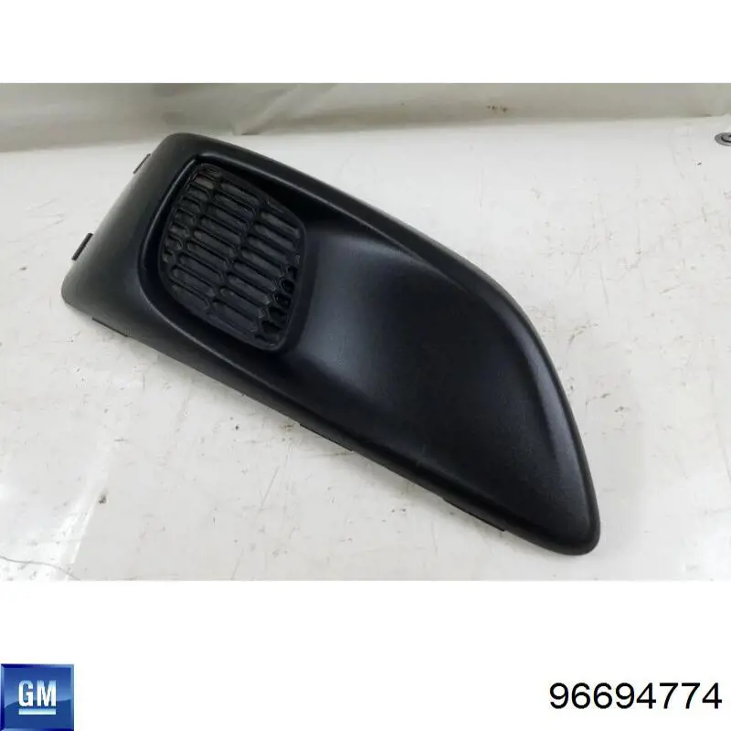 Купить 96694774 General Motors Заглушка (решетка) противотуманных фар бампера переднего правая