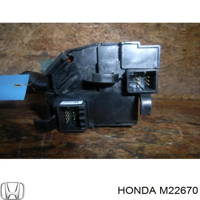 Правый подрулевой переключатель M22670 Honda