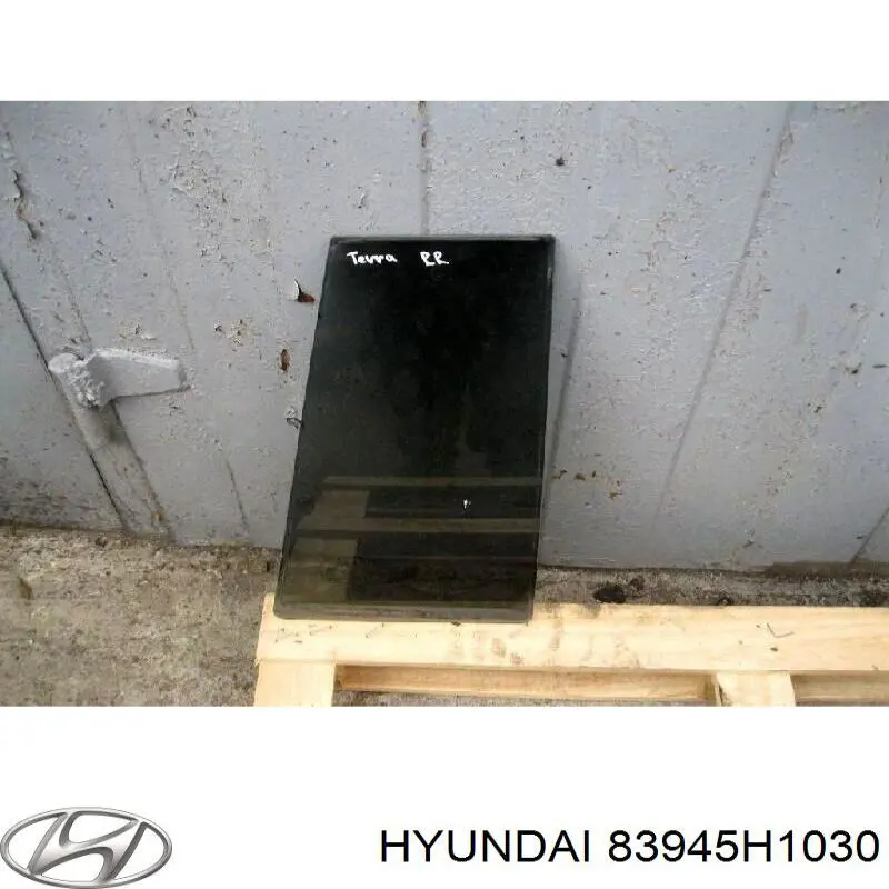 Стекло-форточка двери задней правой на Hyundai Terracan HP