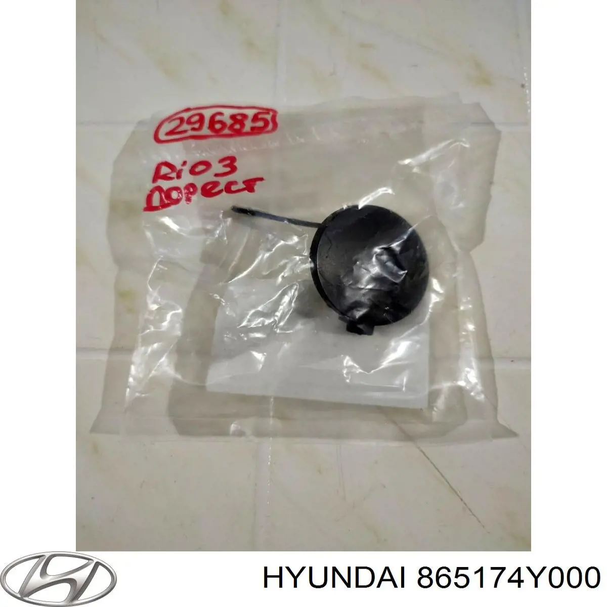 Передняя заглушка бампера буксировочного крюка на KIA Rio III UB