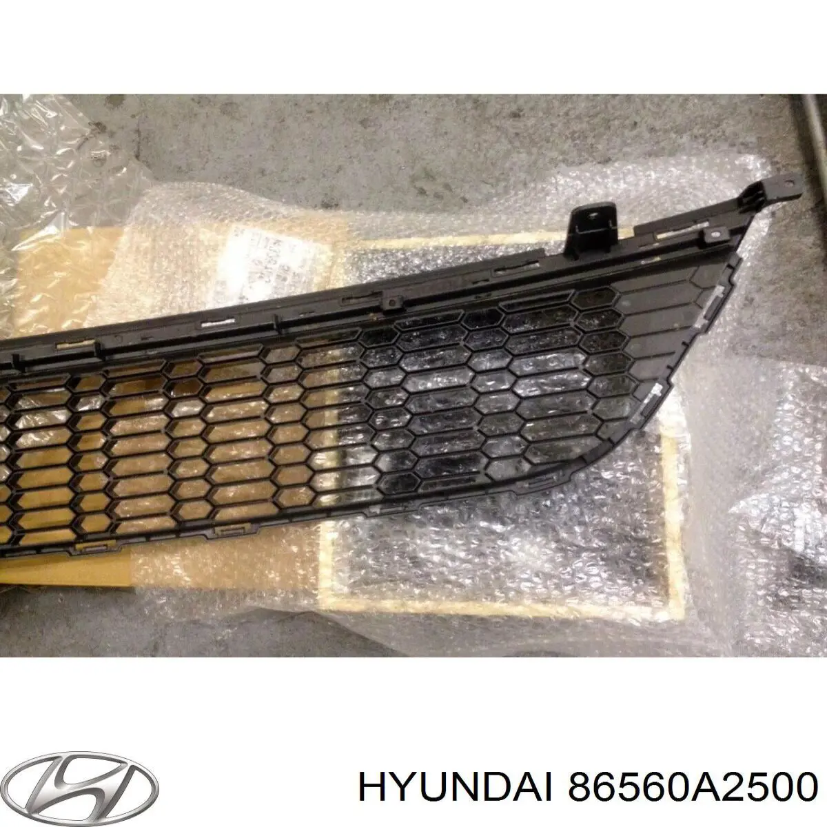 Решетка бампера переднего центральная 86560A2500 Hyundai/Kia