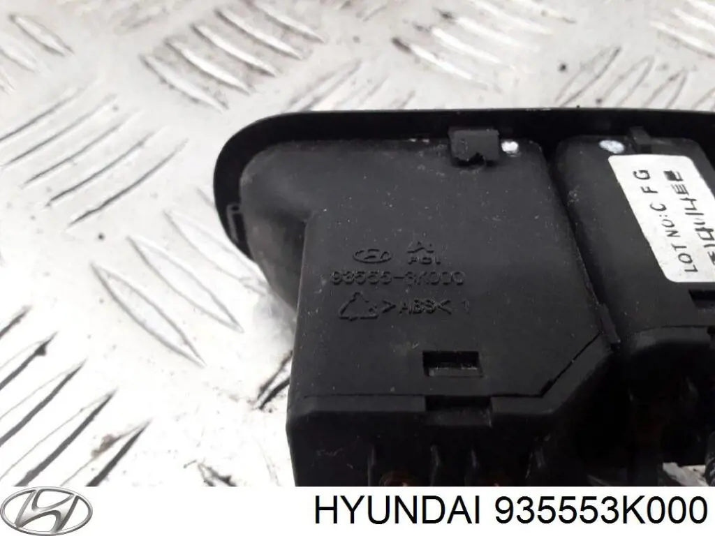 Купить 935553K000 Hyundai/Kia Кнопка открытия лючка бензобака