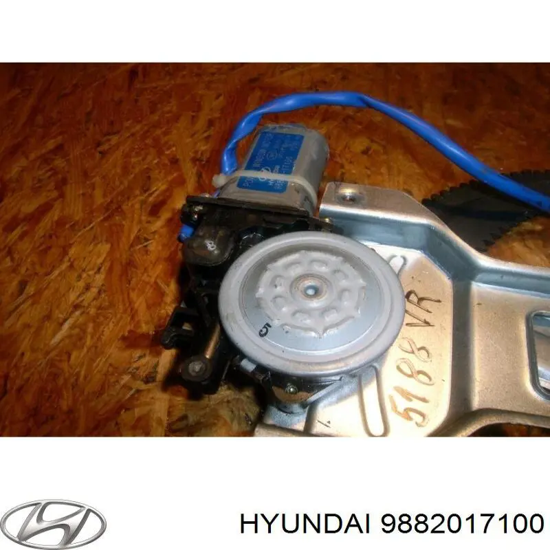 Мотор стеклоподъемника двери передней правой на Hyundai Matrix FC