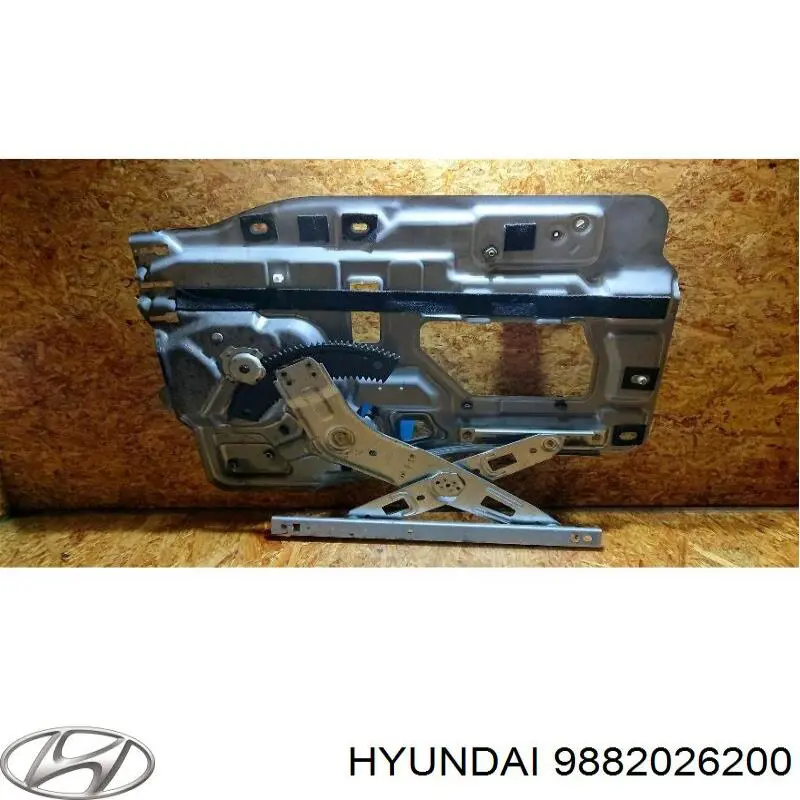 Моторчик стеклоподъемника двери задней, правой Hyundai/Kia 9882026200