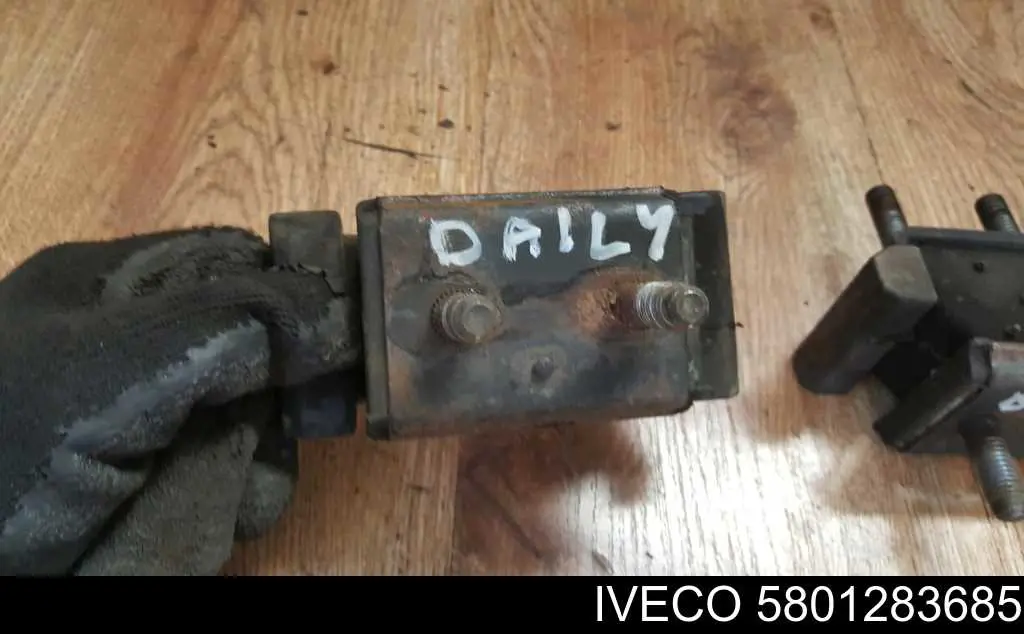 Подушка (опора) двигателя, левая/правая Iveco 5801283685 цена, от 82.31 USD