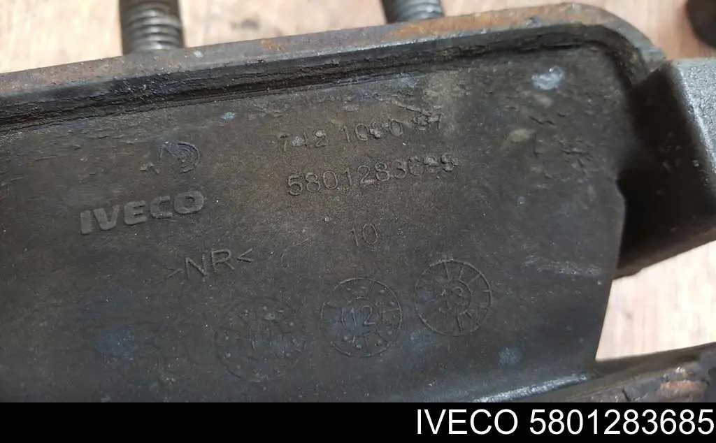 Левая/правая опора двигателя 5801283685 Iveco