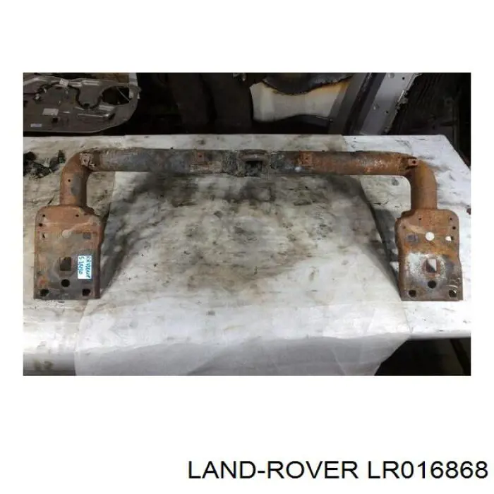 LR016868 Land Rover Рамка радиатора нижняя