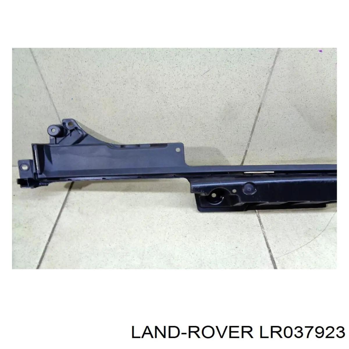 Купить LR037923 Land Rover Кронштейн бампера заднего центральный