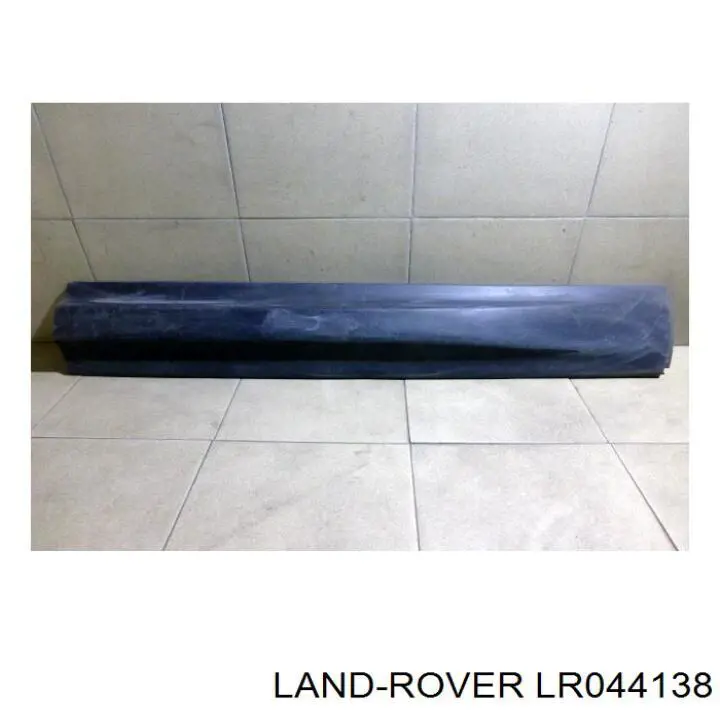 LR044138 Land Rover Молдинг передней правой двери, нижний