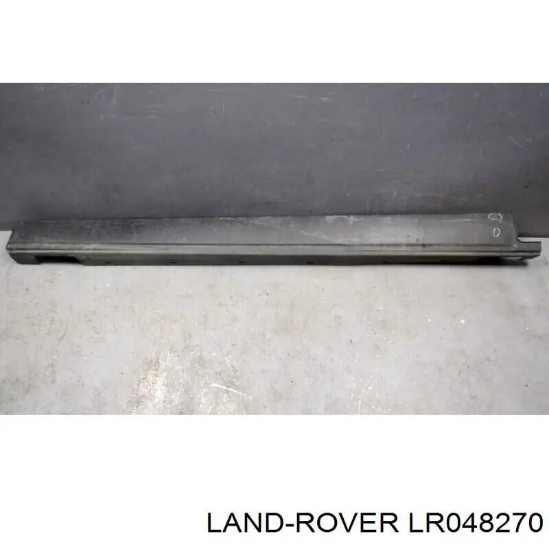 Купить LR048270 Land Rover Накладка (молдинг) порога наружная правая