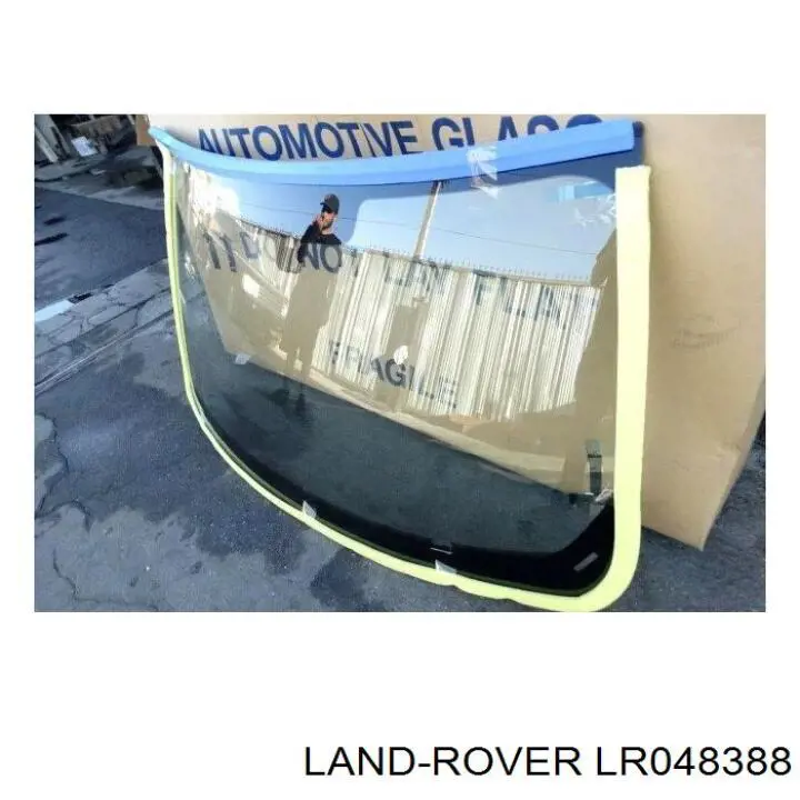 Стекло лобовое  LAND ROVER LR048388