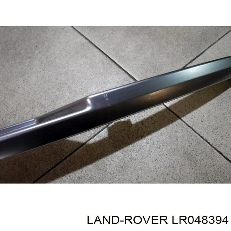 Купить LR048394 Land Rover Накладка двери багажника