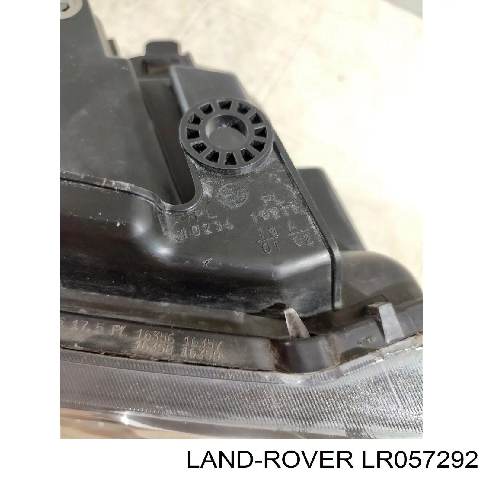 LR057292 Land Rover фара правая