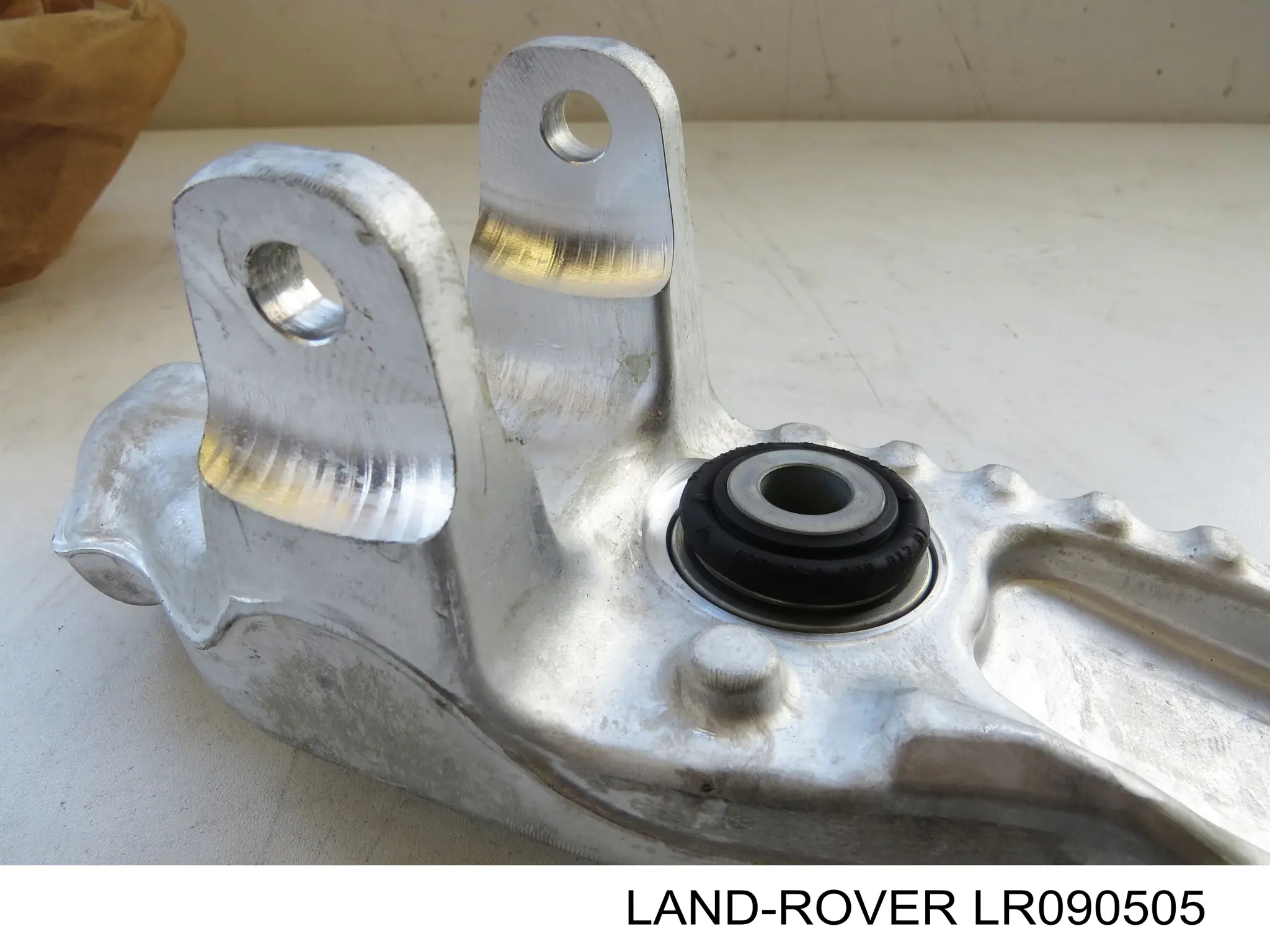 Купить LR090505 Land Rover Нижний правый рычаг передней подвески