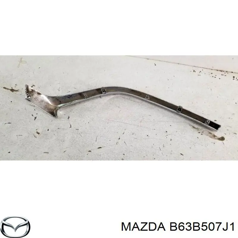 Молдинг решетки радиатора правый Mazda B63B507J1