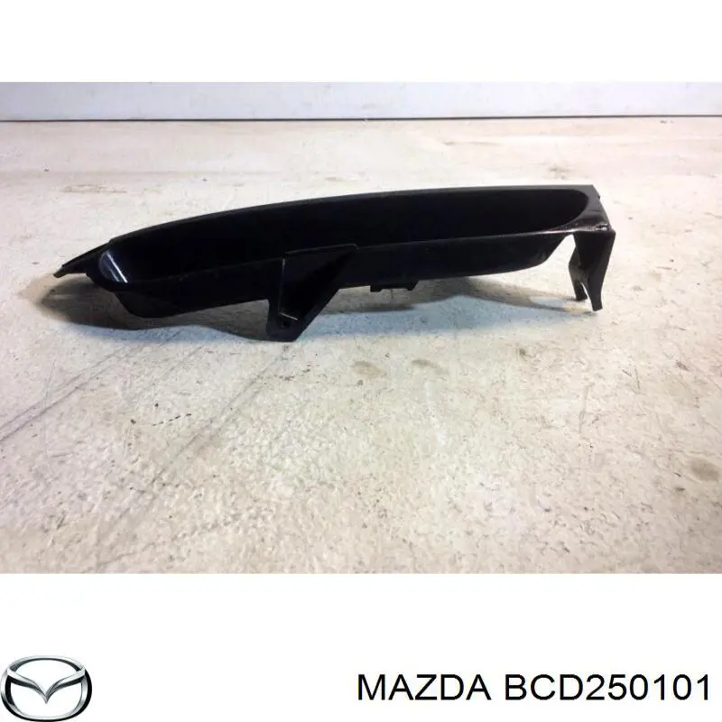 Решетка бампера переднего правая BCD250101 Mazda