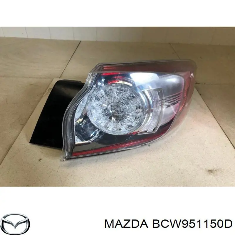 Фонарь задний правый внешний BCW951150D Mazda